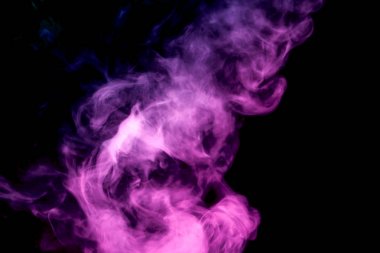 Pembe bulut duman siyah arka plan izole. Arka plandan vape duman