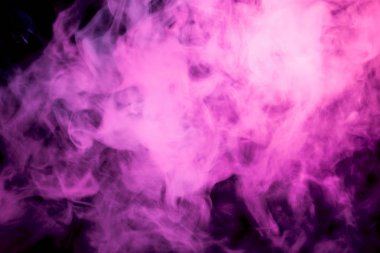 Pembe bulut duman siyah arka plan izole. Arka plandan vape duman