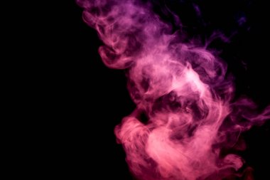 Siyah bir yalıtılmış zemin üzerine kalın kırmızı renkli duman. Arka plandan vape duman