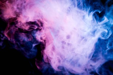 Siyah bir izole arka planda kalın mavi ve pembe renkli duman. Arka plandan vape duman
