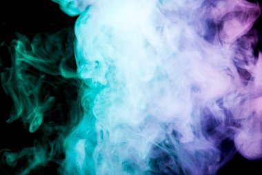 Siyah bir yalıtılmış zemin üzerine mavi ve mor renklerin yoğun çok renkli duman. Arka planını duman vape