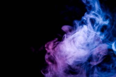Siyah bir yalıtılmış zemin üzerine mavi ve mor renklerin yoğun çok renkli duman. Arka planını duman vape