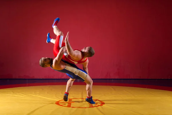 Dos Hombres Jóvenes Medias Lucha Azul Roja Están Luchando Haciendo — Foto de Stock