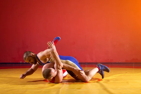 Dos Luchadores Greco Romanos Uniforme Rojo Azul Luchando Una Alfombra — Foto de Stock