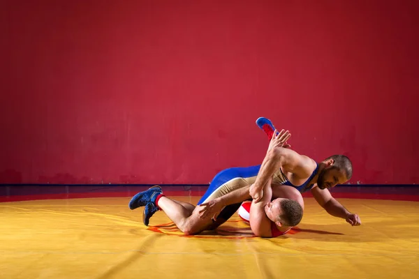 Dos Luchadores Greco Romanos Uniforme Rojo Azul Luchando Una Alfombra — Foto de Stock