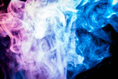 Pembe ve mavi siyah yalıtılmış zemin kalın renkli duman. Arka plandan vape duman