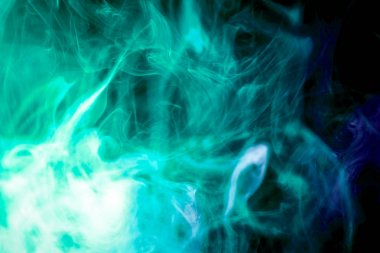 Renkli yeşil ve mor duman siyah yalıtılmış zemin. Arka plandan vape duman