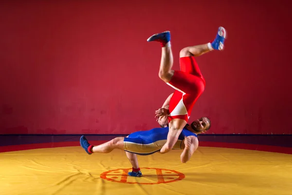 Dos Hombres Jóvenes Medias Lucha Azul Roja Están Luchando Haciendo — Foto de Stock