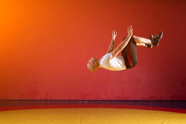 Parkour en el gimnasio — Foto de Stock