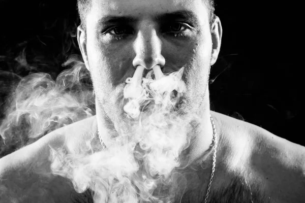 Mladý Muž Kouří Vape Vydechuje Bílý Kouř Černém Pozadí Izolované — Stock fotografie