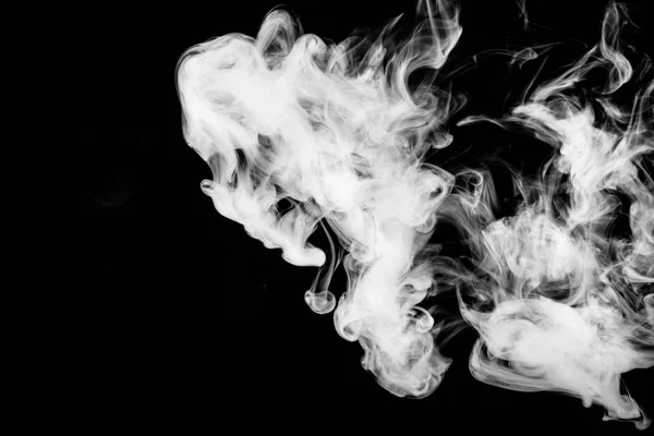 Witte rook op een zwart geïsoleerd — Stockfoto