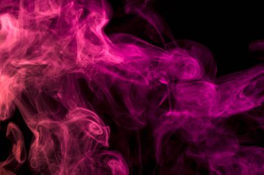 Siyah bir yalıtılmış zemin üzerine kalın kırmızı renkli duman. Arka plandan vape duman