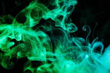 Yeşil ve mavi siyah yalıtılmış zemin kalın renkli duman. Arka plandan vape duman