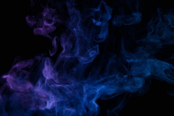 青と黒の孤立した背景に紫の濃いカラフルな煙 アーク プラズマ蒸着法の煙から背景 — ストック写真