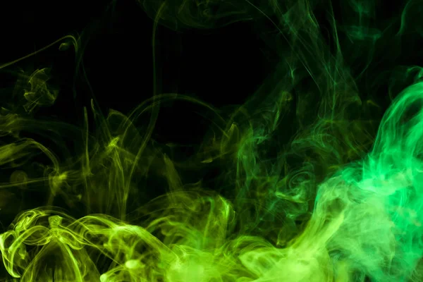 緑と黒の孤立した背景に青のカラフルな煙 アーク プラズマ蒸着法の煙から背景 — ストック写真