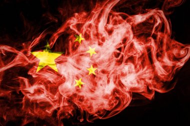 Çin Ulusal bayrak--dan yoğun duman siyah bir izole arka plan üzerinde renkli