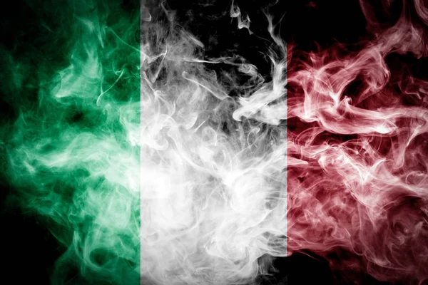 Національний Прапор Італії Щільною Кольорові Диму Чорному Тлі Ізольовані — стокове фото