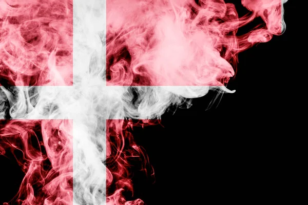 丹麦国旗从黑色孤立背景上的厚颜色烟雾 — 图库照片