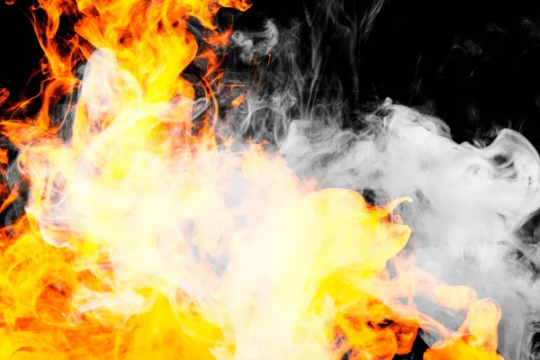 Yoğun Ateşten Alevler Siyah Bir Izole Arka Plan Üzerinde Duman — Stok fotoğraf