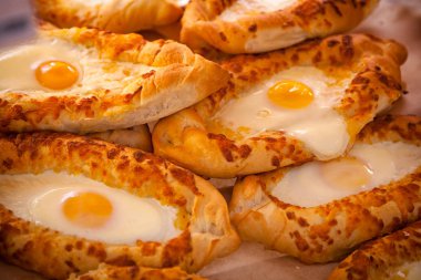 Lezzetli taze taze pişmiş yumurta düz satırlardaki ile khachapuri buns close-up