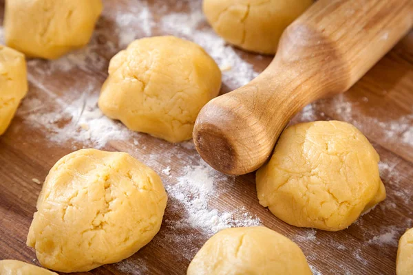 Eine Nahaufnahme Des Herstellungsprozesses Von Brötchen Oder Pfannkuchen Daneben Ein — Stockfoto