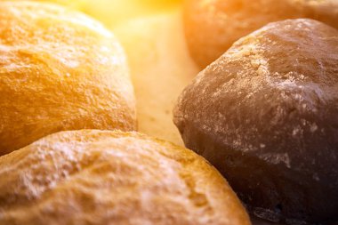 Taze beyaz ekmek ve bir ekmek, taze somun buns içinde siyah ciabatta Close-Up
