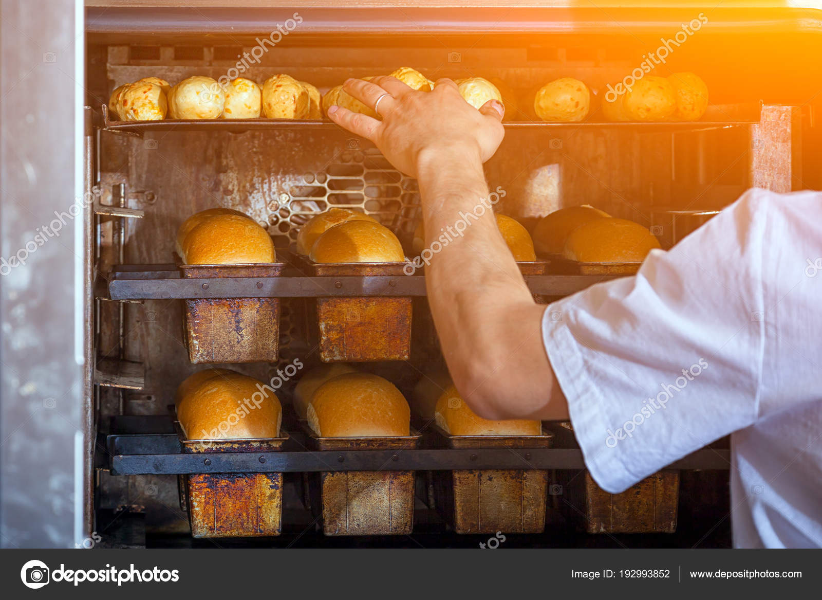 девушка булочница. хлебопекарское дело. пекарь ежедневно. демидов дихлеб красноярск. продавец хлеба.