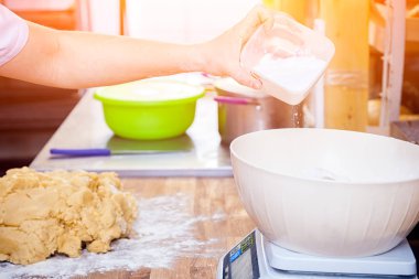 Baker dökülen beyaz un 