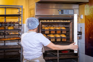 Baker ekmek pişiren