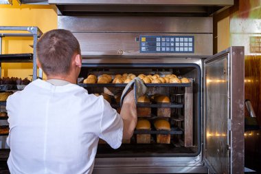 Baker ekmek pişiren