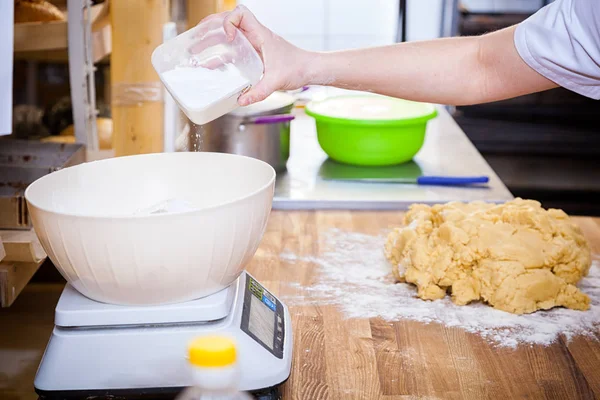 Baker nalil bílé mouky — Stock fotografie