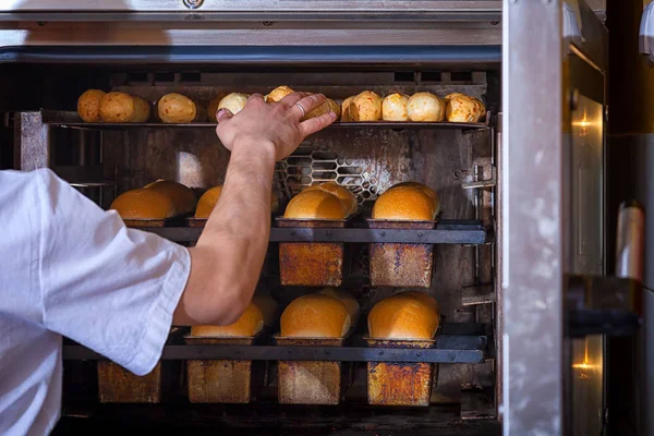 Baker ψήνει ψωμί — Φωτογραφία Αρχείου