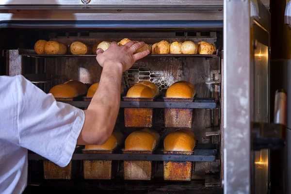 Panettiere cuoce il pane — Foto Stock