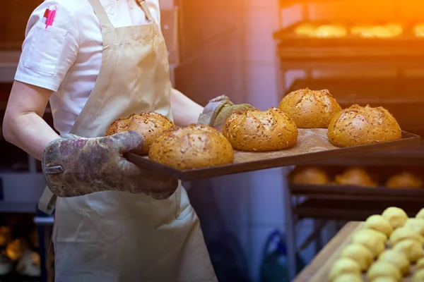 Bäcker backen Brot — Stockfoto