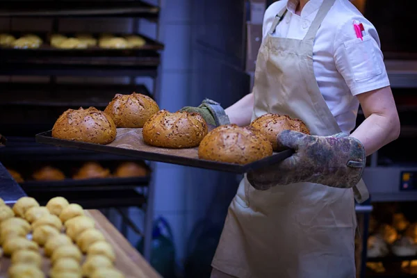 Бейкер випікати хліб — стокове фото