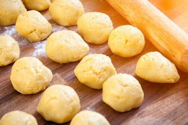 Çörek ya da ahşap bir masa üzerinde krep pişirme süreci bir close-up