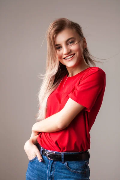 Mooie Jonge Blonde Vrouw Rode Shirt Jeans Glimlachend Poseren Witte — Stockfoto