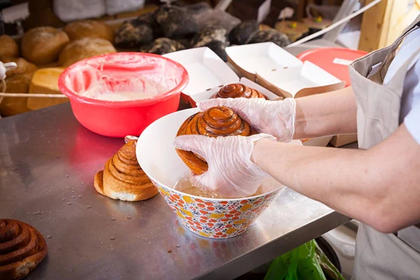 Egy Közeli Felvételt Egy Női Baker Védőkesztyűk Előkészíti Zsemlét Cinnapons — Stock Fotó