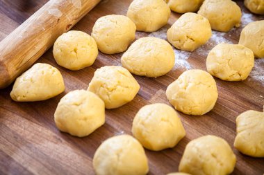 Çörek ya da ahşap bir masa üzerinde krep pişirme süreci bir close-up