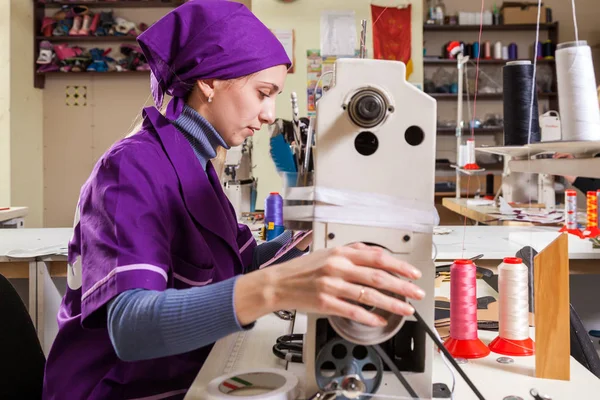 Uma Jovem Mulher Trabalhando Como Costureira Unifrome Roxo Costura Sapatos — Fotografia de Stock