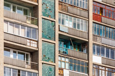 Yakın çekim eski uyuyan bir alanda bir çok katlı paneli evin balkon sırlı. Eski bir ev cephe