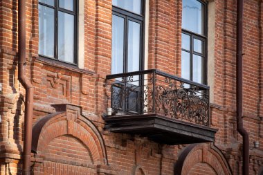 Bir close-up eski bir tuğla ev metal bir balkon. Sovyet bina bina cephe