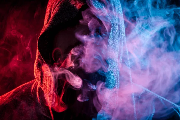 Siyah Pelerinli Bir Genç Adam Sigara Içiyor Coloredblue Kırmızı Siyah — Stok fotoğraf