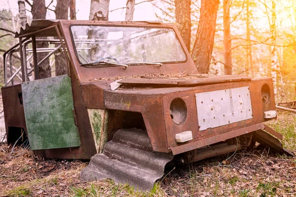 Close Old Rusty Jeep Car Broken Door Wheels Background Green — Stock Photo, Image