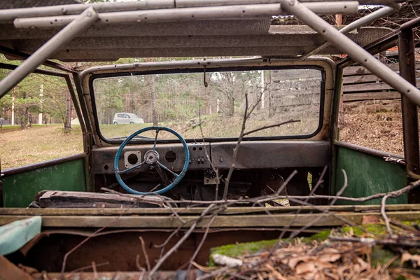 Close Old Rusty Car Broken Door Wheels Background Green Coniferous — Stock Photo, Image