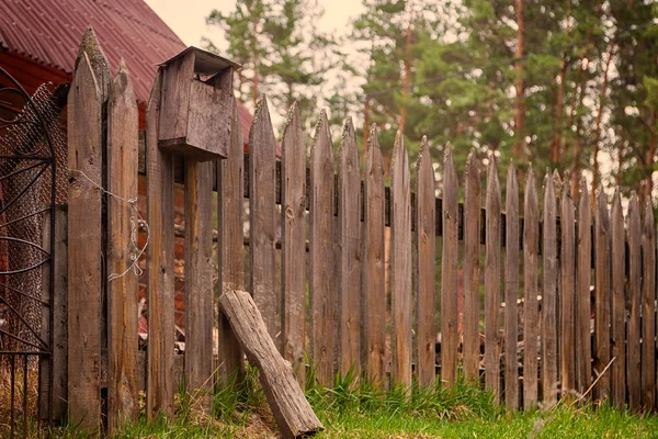 Close Van Een Oude Houten Hek Met Een Vogelhuisje Het — Stockfoto