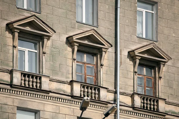 Крупный План Старинных Каменных Окон Многоэтажного Здания Советского Строительства Фасад — стоковое фото