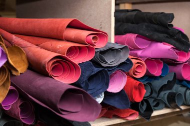 Doğal deri ceketler ve pembe, kırmızı, gri ve siyah ayakkabı bile satır Close-Up