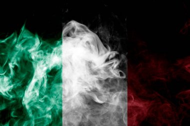 İtalya ulusal bayrak üzerinden kalın siyah bir izole arka plan üzerinde duman renkli