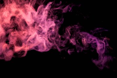 Siyah bir izole arka planda kalın mavi ve pembe renkli duman. Vap duman arka plan